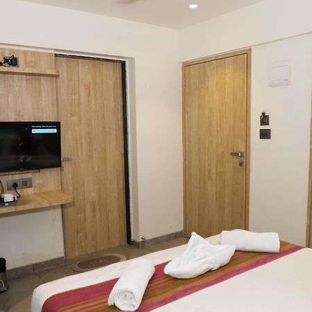Hotel Aura Inn Airoli ,Digha Наві-Мумбаї Екстер'єр фото