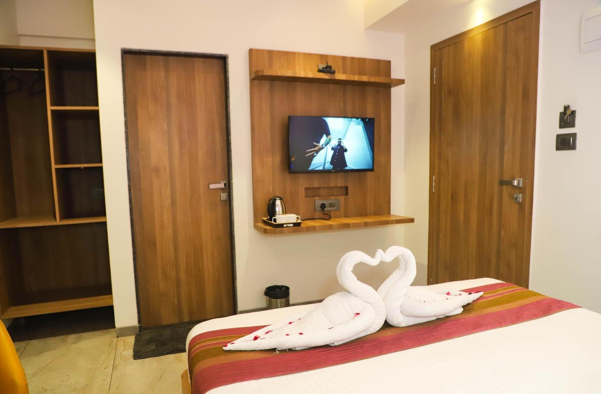Hotel Aura Inn Airoli ,Digha Наві-Мумбаї Екстер'єр фото